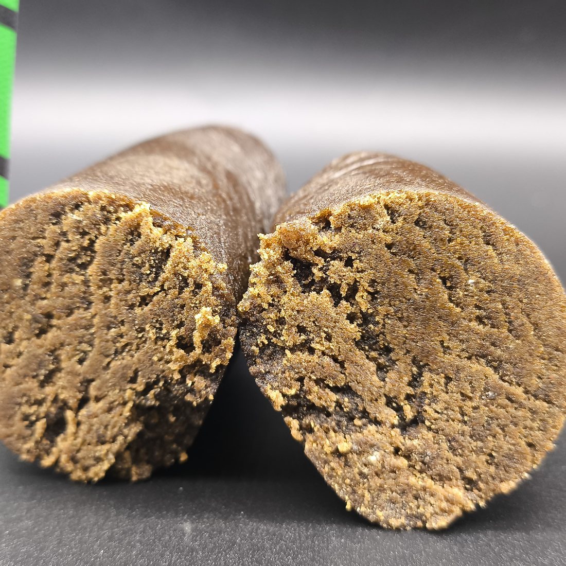 Detalle de la textura interior de Black Butter 70% CBD