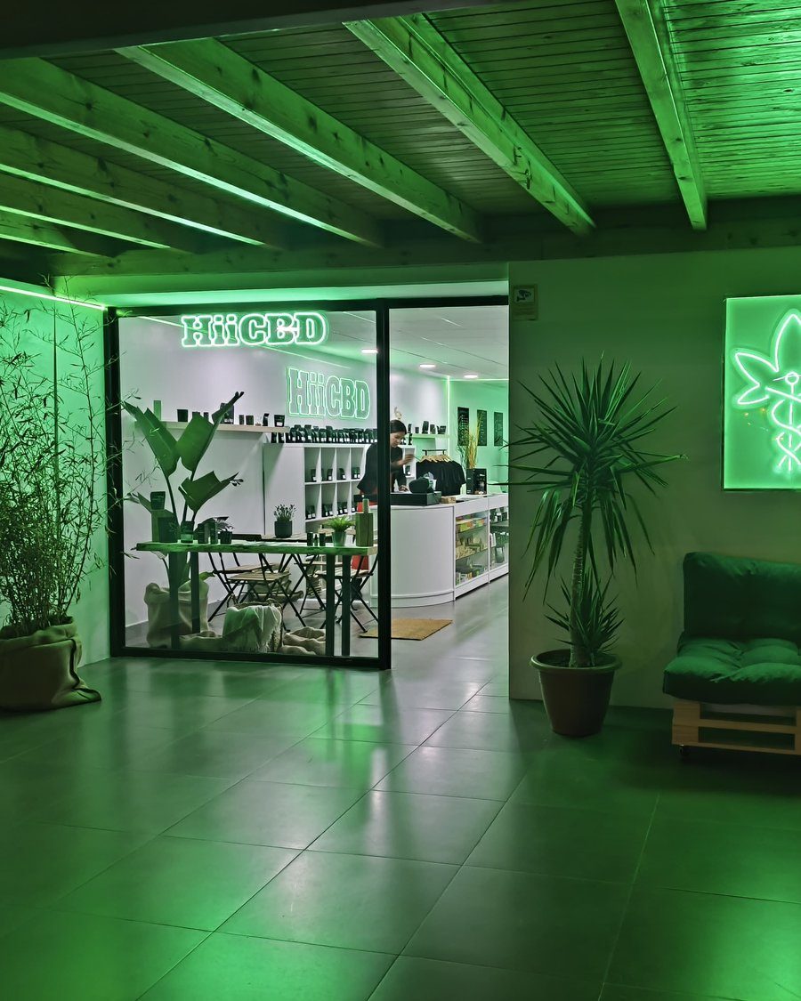 Interior de una tienda HiiCBD