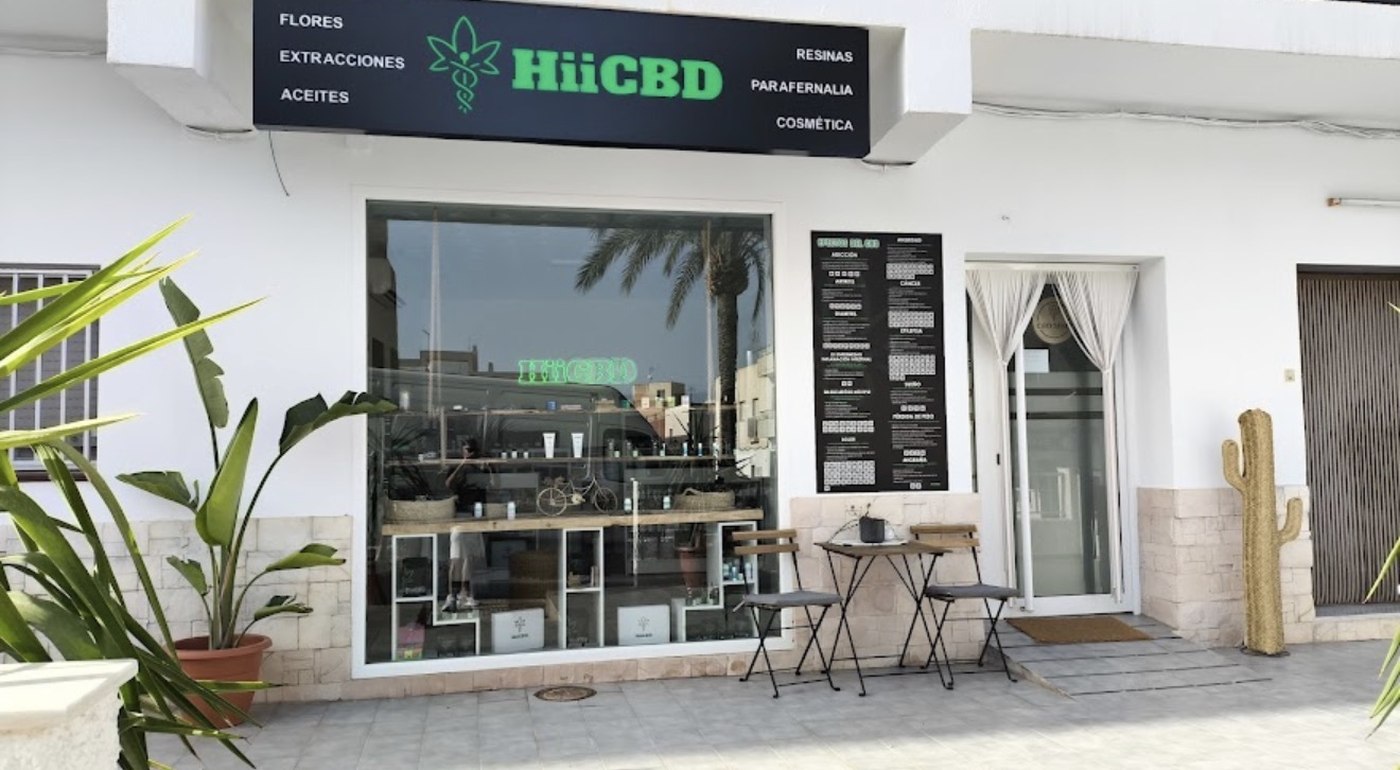 Fachada de la tienda HiiCBD en Carboneras, Almería