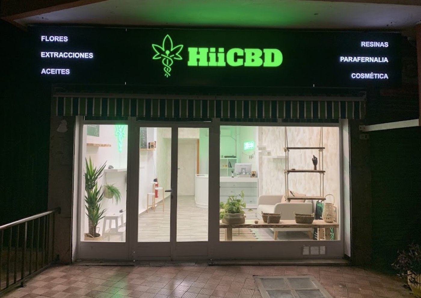 Fachada iluminada de la tienda HiiCBD en Can Pastilla, Palma de Mallorca